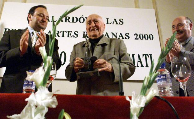 Alejandro Rubio Dalmati, junto al presidente Pedro Sanz y su sobrino Narvaiza Rubio y otros allegados, el día que recibió el Galardón de las Bellas Artes de La Rioja, en mayo del año 2000. 