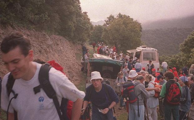 Imagen secundaria 2 - Desfile de cofradías participantes en el I Encuentro de Hermandades y Cofradías de la Diócesis. | Rueda cubana para conseguir un record | Los participantes en la I Marcha Senderista por los Montes de Anguiano en el primer avituallamiento. 