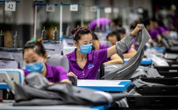 Empleados en una fábrica de Dongguan (China).