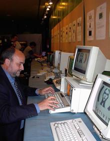 Imagen secundaria 2 - El alcalde de Arnedo, José Mª León Quiñones, ofrece la cinta a la madre del paleontólogo Santiago Jiménez, Felisa García, en la inauguración Museo de Ciencias Naturales. Debajo, frente a un ordenador durante «Festivit», festival de de nuevas tecnologías. Yacimiento de huellas de dinosaurios descubierto en Hornillos de Cameros.