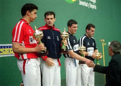 Imagen secundaria 1 - El corredor Miguel Ángel Martín Perdiguero, vencedor en la XL Vuelta Ciclista a La Rioja. J.M. | Reparto de trofeos tras la final del primer Open de La Rioja de pelota mano. Gabarri II y Titín se proclamaron camopeones. R.Z. | Jugadores del Calahorra durante un partido de la Liga de Fútbol de Segunda División B. temporada 1999-2000.