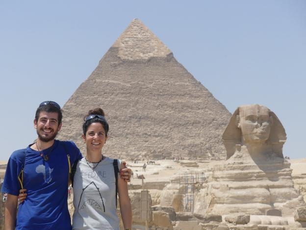 Fernando Antoñanzas y Beatriz Martínez posan en Egipto, fin de su aventura africana. 