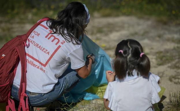 Una mujer y una niña participan en la recogida del año pasado. 