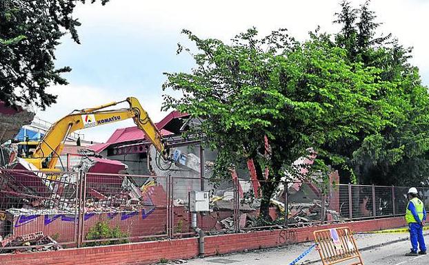 La maquinaria pesada ha estado trabajando dos días en la parcela hasta completar la demolición.