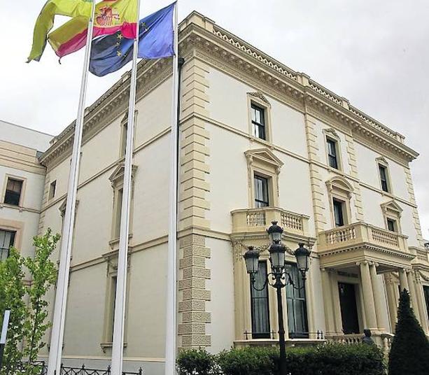 Fachada del Palacete del Espolón, sede del Gobierno.