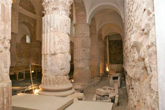 Soberbias. En el interior de la basílica llaman la atención las columnas hechas con trozos de aquellas del antiguo templo romano, quen su origen tenían veinte metros de altura. 