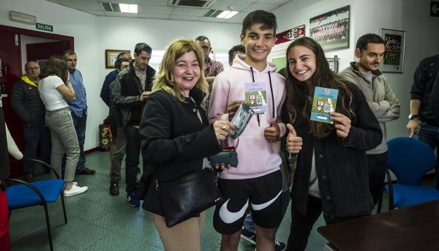 La espera mereció la pena, con las entradas en la mano surge la sonrisa. 