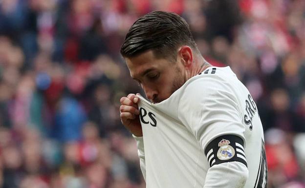 Sergio Ramos besa el escudo del Real Madrid. 