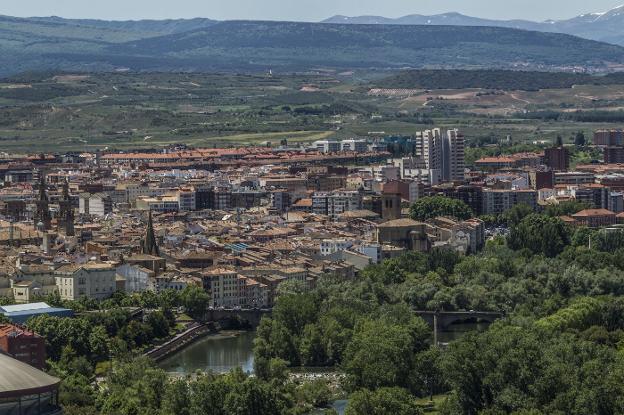 Panorámica de la ciudad de Logroño vista desde lo alto del monte Cantabria. 