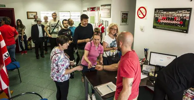 Filas continuas en las taquillas de la UD Logroñés en Las Gaunas para adquirir las entradas. 