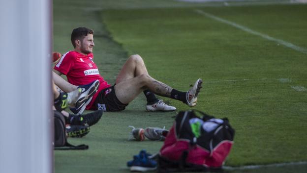 Pedrito, desde la banda, observa el entrenamiento de sus compañeros ayer. :: justo rodríguez