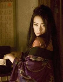 Imagen secundaria 2 - Gong Li en 'La maldición de la flor dorada', 'La linterna roja' y 'Memorias de una geisha'.