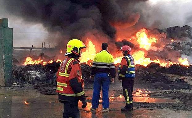 Imagen principal - El propietario de la planta de reciclaje de Pradejón, entre los tres detenidos por el incendio que la arrasó