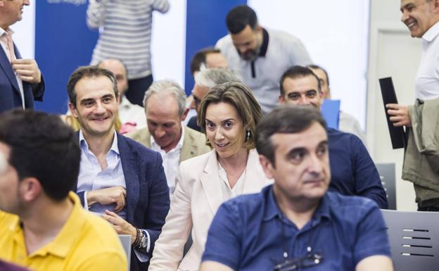 Gamarra, durante la reunión; detrás,Sanz y Escobar. 