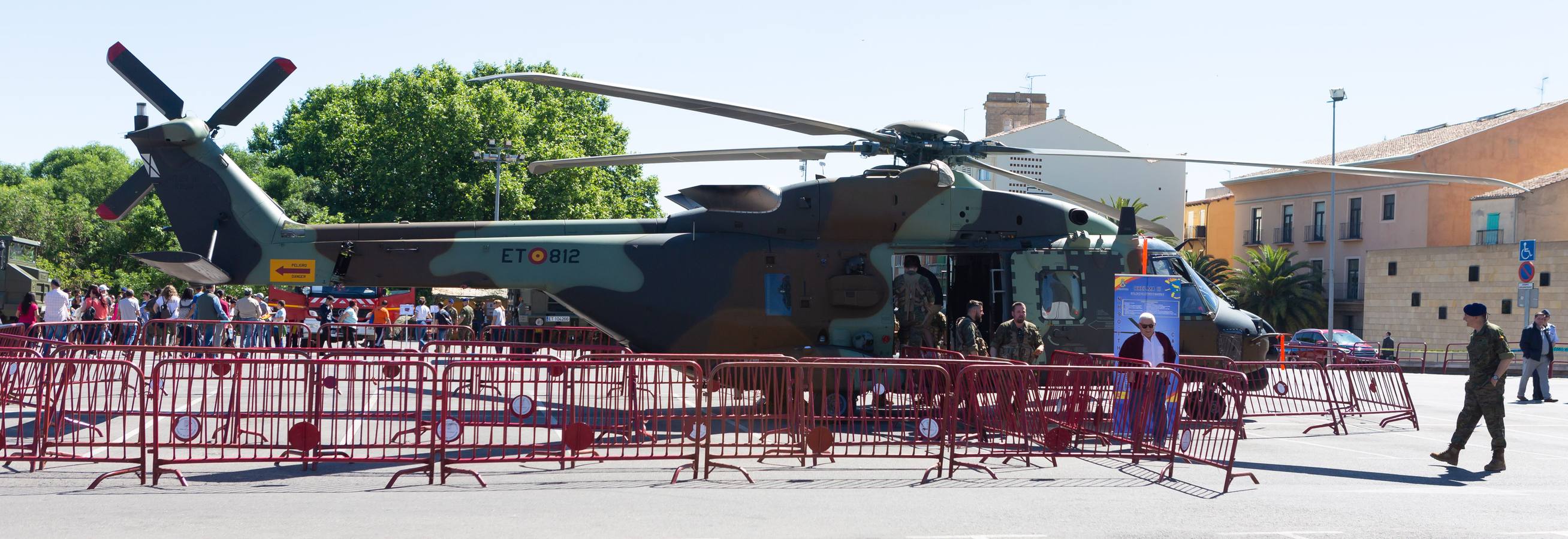 Varias unidades del Ejército de Tierra muestran este viernes algunos de sus equipos operativos en Logroño como muestra de agradecimiento a la ciudad, por el acogimiento que recibieron hace un año en la celebración del Día de las Fuerzas Armadas en la capital riojana