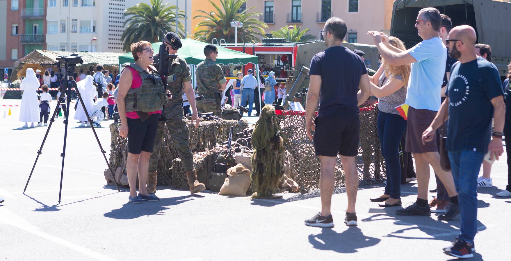 Varias unidades del Ejército de Tierra muestran este viernes algunos de sus equipos operativos en Logroño como muestra de agradecimiento a la ciudad, por el acogimiento que recibieron hace un año en la celebración del Día de las Fuerzas Armadas en la capital riojana