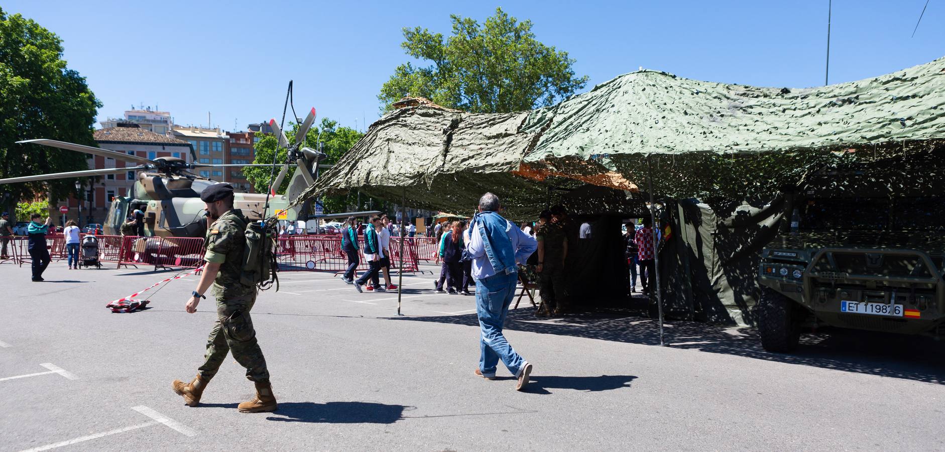 Varias unidades del Ejército de Tierra muestran este viernes algunos de sus equipos operativos en Logroño como muestra de agradecimiento a la ciudad, por el acogimiento que recibieron hace un año en la celebración del Día de las Fuerzas Armadas en la capital riojana