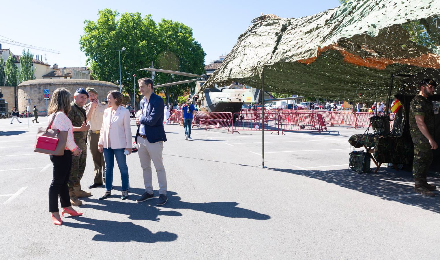 Varias unidades del Ejército de Tierra muestran este viernes algunos de sus equipos operativos en Logroño como muestra de agradecimiento a la ciudad, por el acogimiento que recibieron hace un año en la celebración del Día de las Fuerzas Armadas en la capital riojana