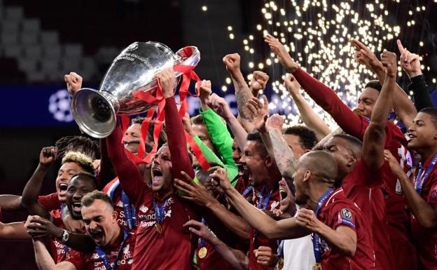 Jordan Henderson, alza el trofeo de la Champions League.