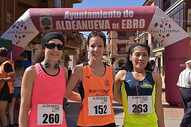 Los tres primeros clasificados en categoría masculina y femenina en la carrera Runners & Wine de Aldeanueva de Ebro, ayer. :: s.s.j.