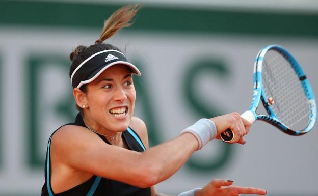 Garbiñe Muguruza golpea la bola. 