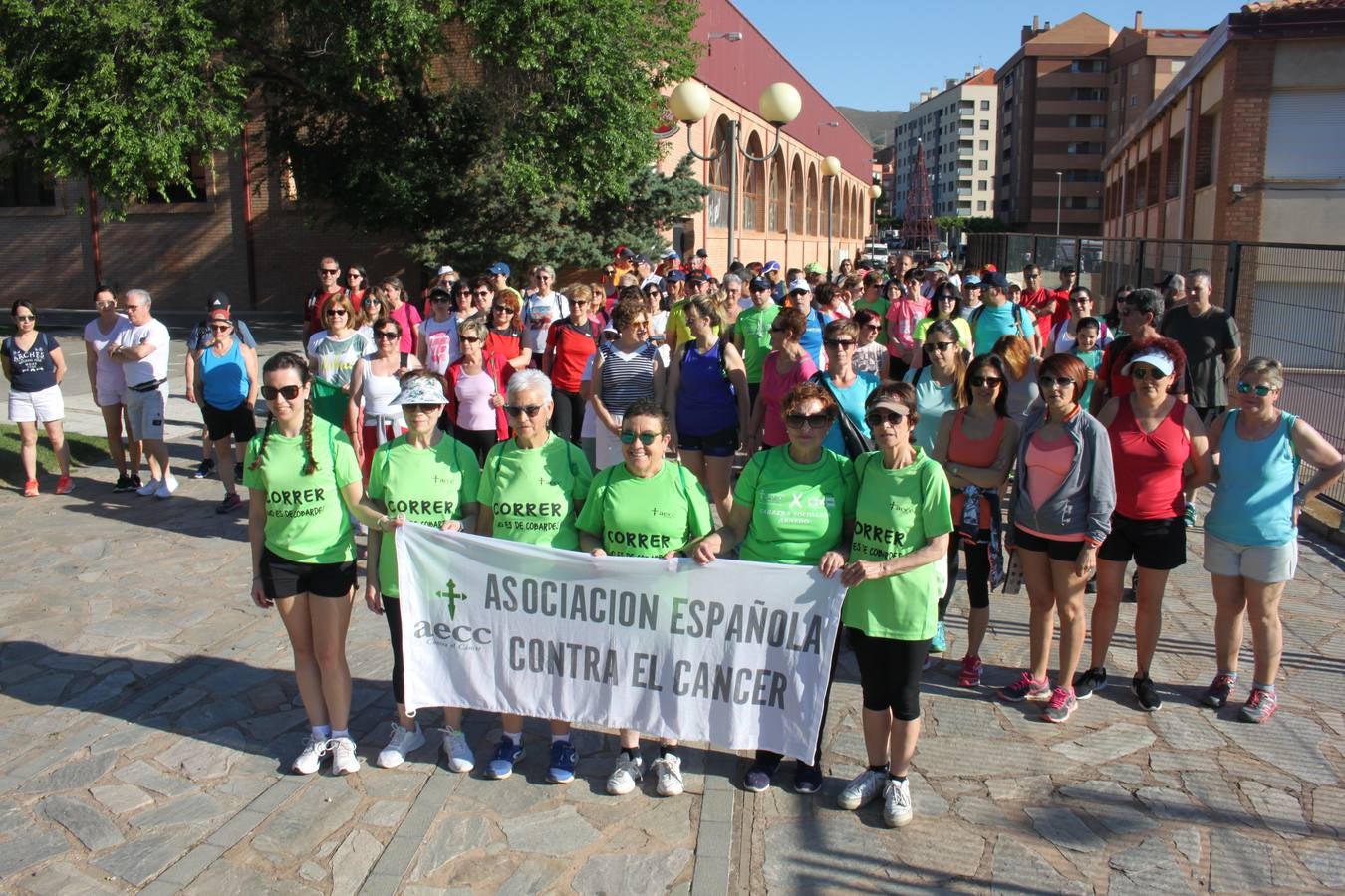 Fotos: Más de 120 personas participan en la XIV Marcha Arnedo-Arnedillo a favor de los proyectos de la AECC