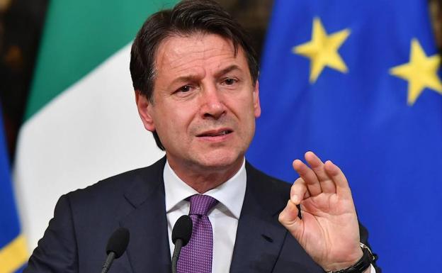 El primer ministro italiano Giuseppe Conte (c) ofrece una rueda de prensa en el Palacio Chigi. 