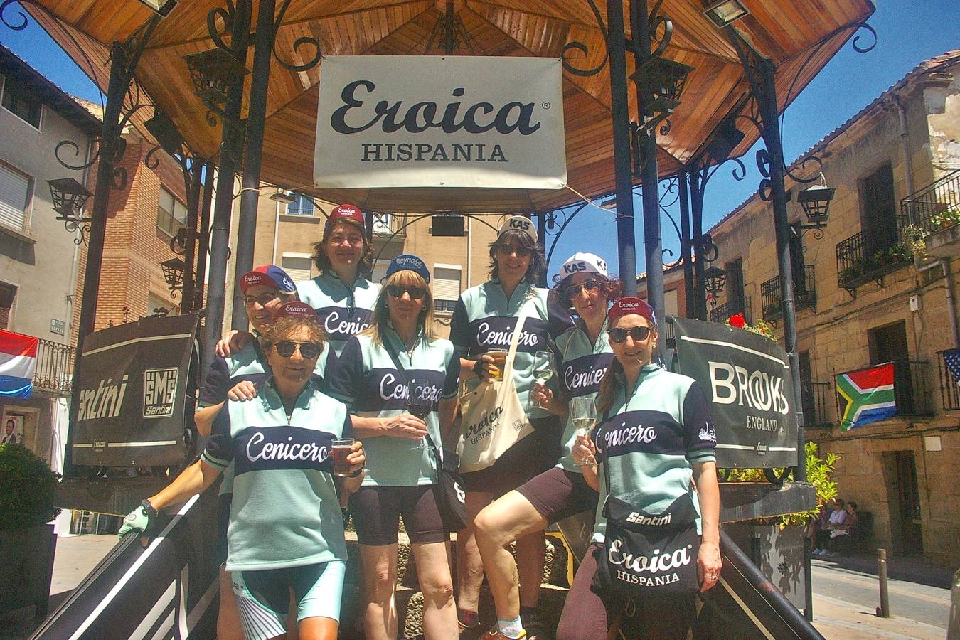 Cenicero acogió la Eroica Hispania, una prueba de ciclismo clásico en la que los aficionados a esta modalidad de ciclismo recorrieron diferentes trayectos por la Rioja Alta; disfrutando del paisaje, el vino, la cultura y la gastronomía