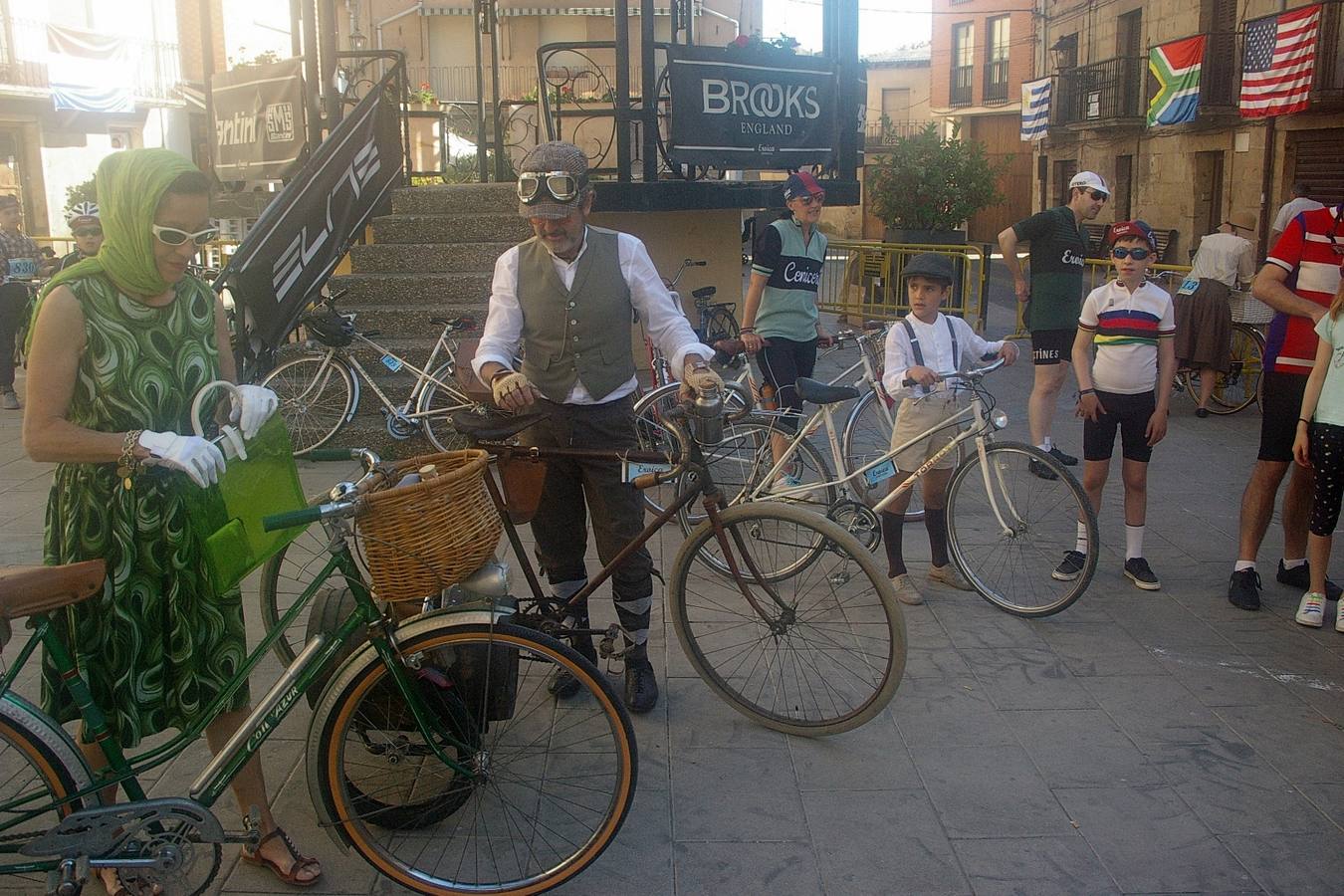 Cenicero acogió la Eroica Hispania, una prueba de ciclismo clásico en la que los aficionados a esta modalidad de ciclismo recorrieron diferentes trayectos por la Rioja Alta; disfrutando del paisaje, el vino, la cultura y la gastronomía