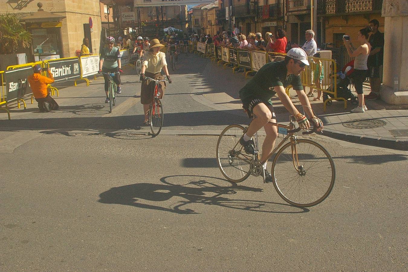 Cenicero acogió la Eroica Hispania, una prueba de ciclismo clásico en la que los aficionados a esta modalidad de ciclismo recorrieron diferentes trayectos por la Rioja Alta; disfrutando del paisaje, el vino, la cultura y la gastronomía