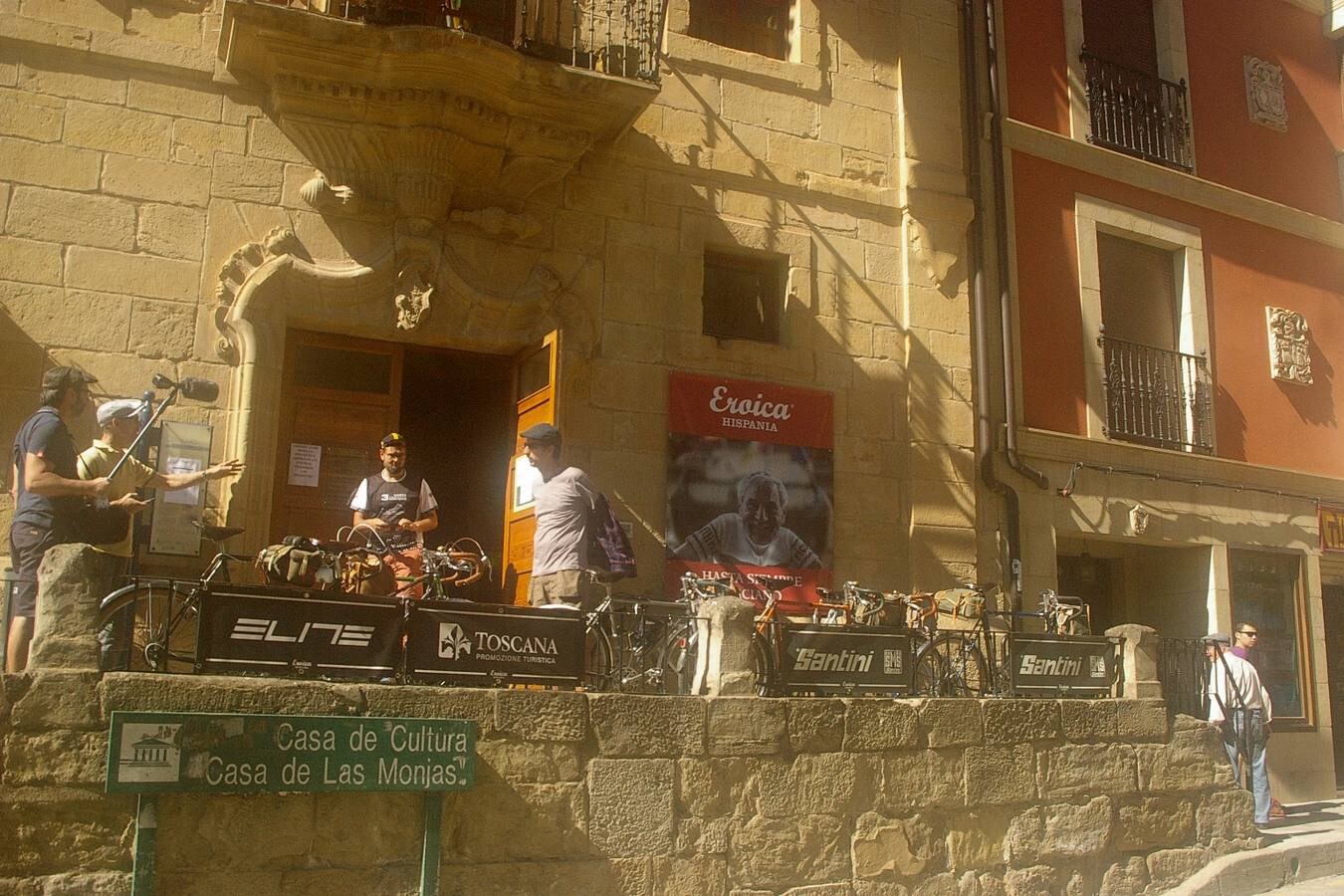 Cenicero acogió la Eroica Hispania, una prueba de ciclismo clásico en la que los aficionados a esta modalidad de ciclismo recorrieron diferentes trayectos por la Rioja Alta; disfrutando del paisaje, el vino, la cultura y la gastronomía