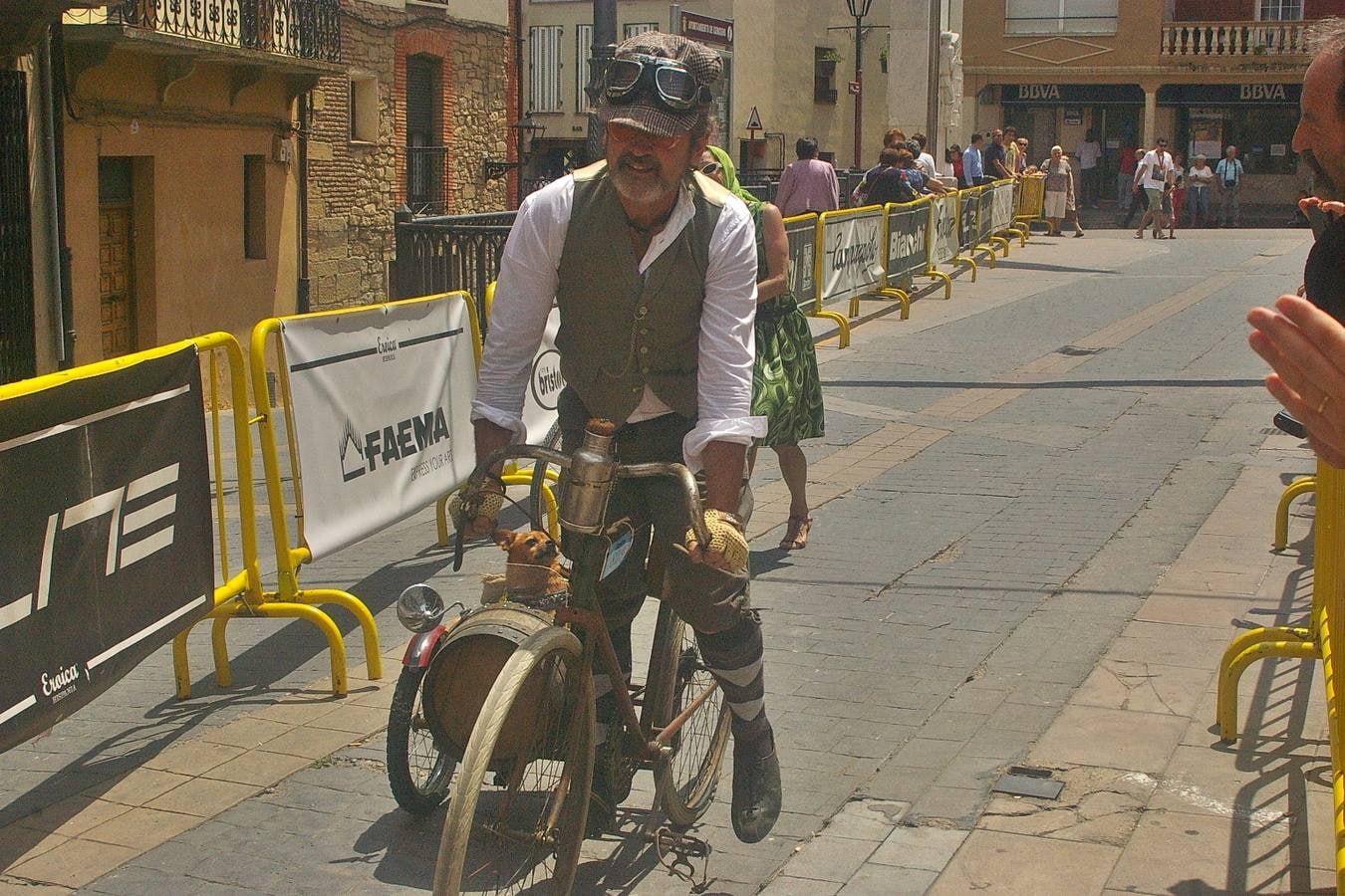 Cenicero acogió la Eroica Hispania, una prueba de ciclismo clásico en la que los aficionados a esta modalidad de ciclismo recorrieron diferentes trayectos por la Rioja Alta; disfrutando del paisaje, el vino, la cultura y la gastronomía