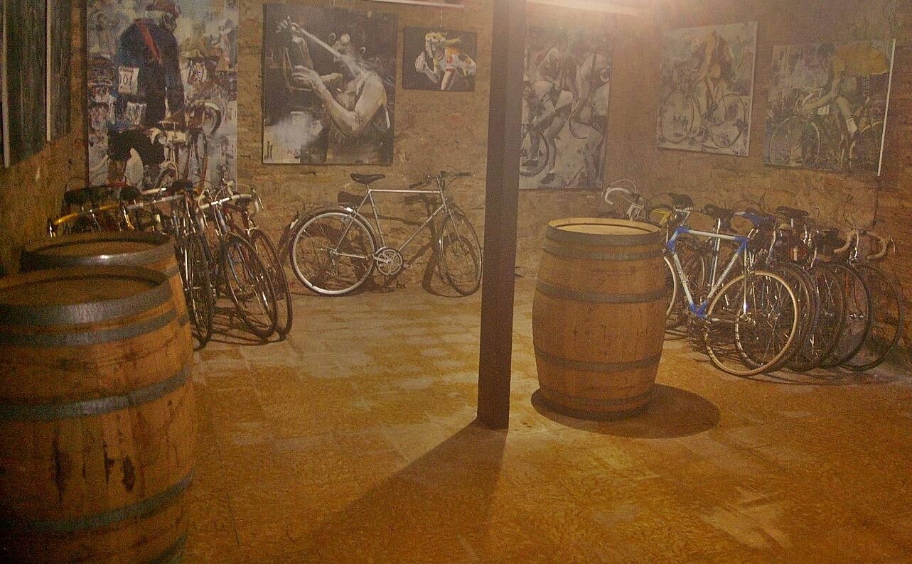 Cenicero acogió la Eroica Hispania, una prueba de ciclismo clásico en la que los aficionados a esta modalidad de ciclismo recorrieron diferentes trayectos por la Rioja Alta; disfrutando del paisaje, el vino, la cultura y la gastronomía