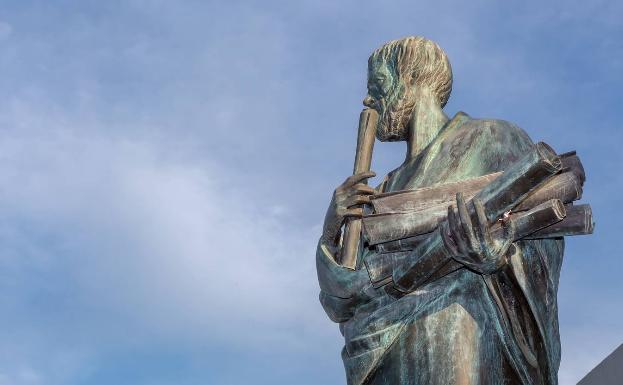 Estatua dedicada a Aristóteles en Chalkidiki, la Macedonia griega 