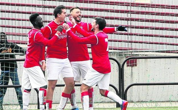 Los jugadores del Villegas celebran un gol. 