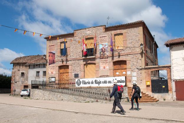 Una pancarta reivindicativa, junto al Ayuntamiento de Viloria. 