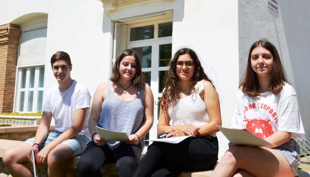 Ignacio San Miguel, Inés Lacalle, Natalia Hernández y María Vizán, ayer, en un descanso en el exterior de la biblioteca de Calahorra. 