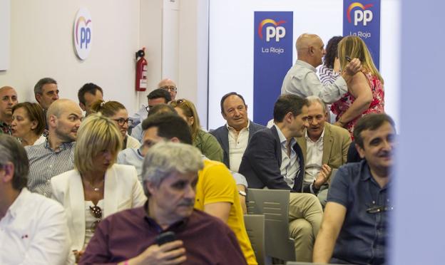 Pedro Sanz, rodeado por sus compañeros de partido, durante la reunión del pasado viernes.