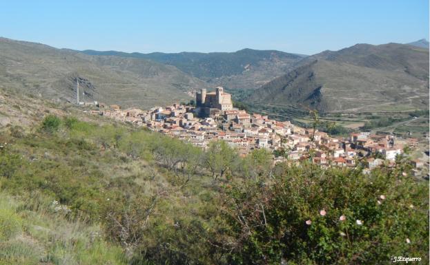 Imagen principal - Vista de Cornago desde una pista de la ruta, ciclistas haciendo el recorrido y uno de los senderos