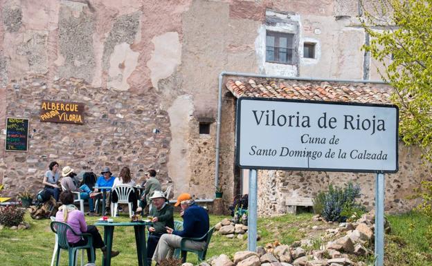 Peregrinos, en un albergue a la entrada de la localidad. 