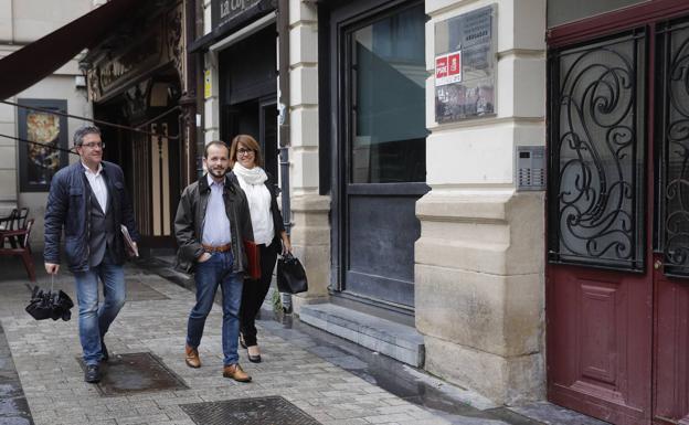 Delegación de Ciudadanos entrando a la sede del PSOE.