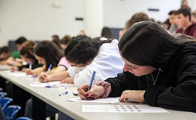 Alumnos examinándose de la EBAU en la Universidad de La Rioja
