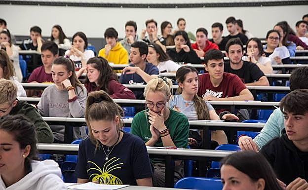 Alumnos examinándose de la EBAU en la Universidad de La Rioja