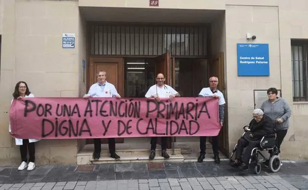 Concentración de los profesionales del centro de salud Rodríguez Paterna, de Logroño