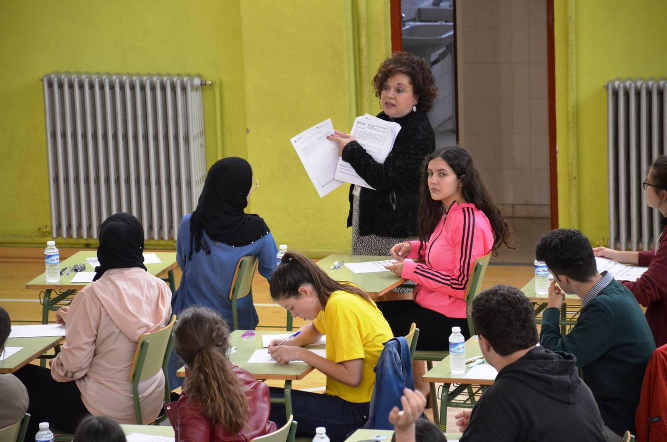 Un total de 238 alumnos de La Rioja se examinan en el pabellón del IES Quintiliano de la primera prueba de la Ebau. 