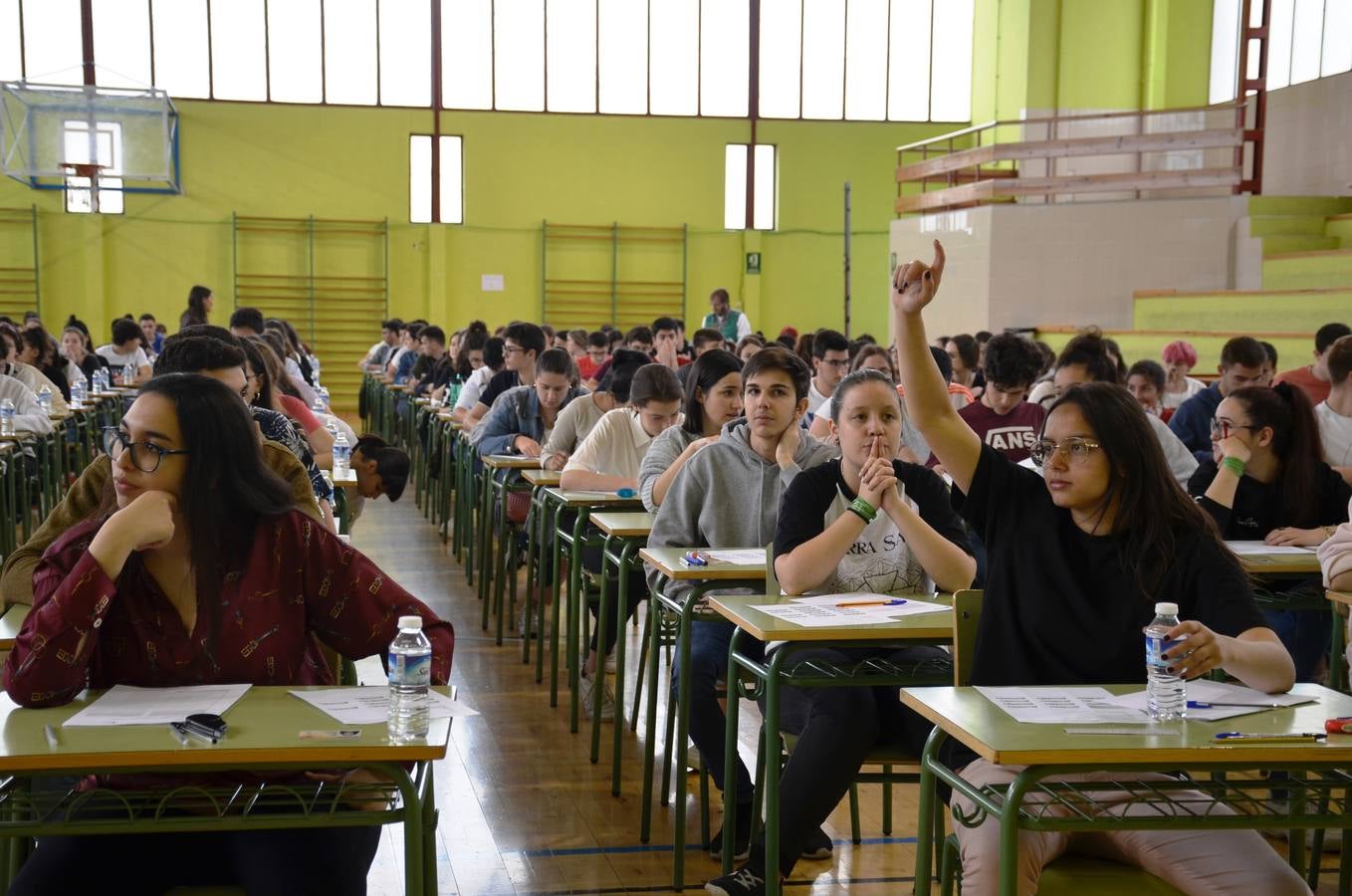 Un total de 238 alumnos de La Rioja se examinan en el pabellón del IES Quintiliano de la primera prueba de la Ebau. 
