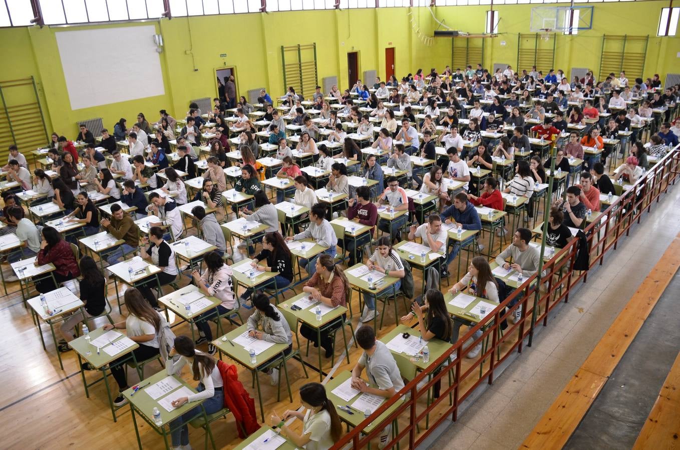 Un total de 238 alumnos de La Rioja se examinan en el pabellón del IES Quintiliano de la primera prueba de la Ebau. 
