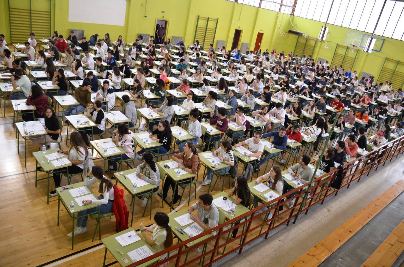 Un total de 238 alumnos de La Rioja se examinan en el pabellón del IES Quintiliano de la primera prueba de la Ebau. 