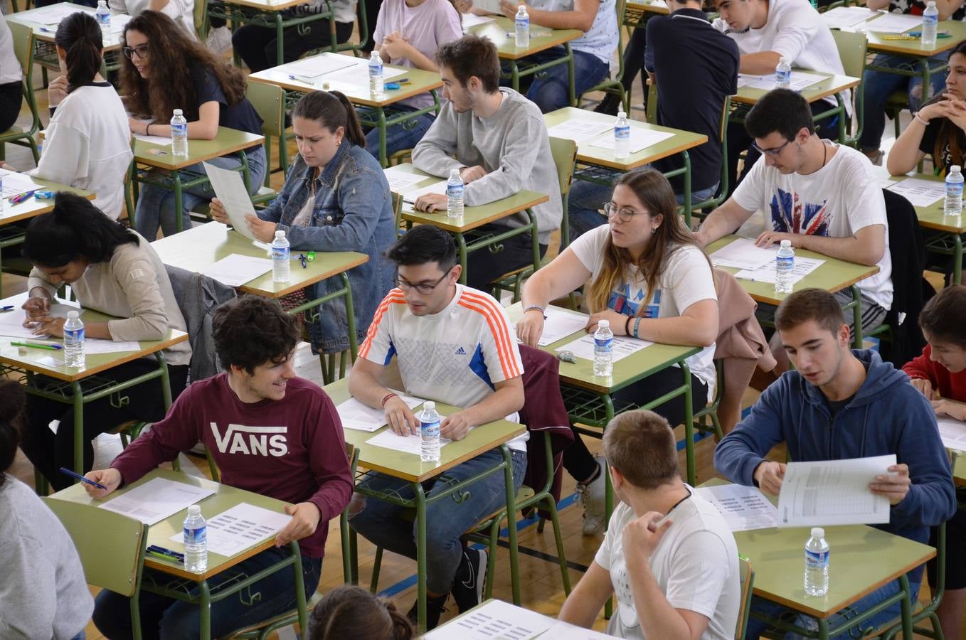 Un total de 238 alumnos de La Rioja se examinan en el pabellón del IES Quintiliano de la primera prueba de la Ebau. 