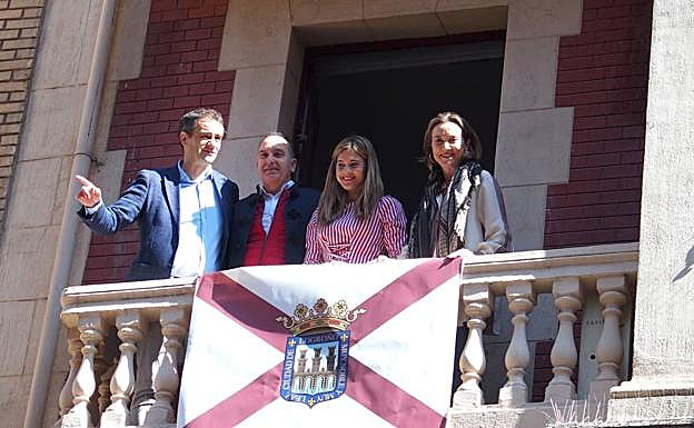 El Casco Antiguo se engalana con 270 banderas y estandartes en San Bernabé